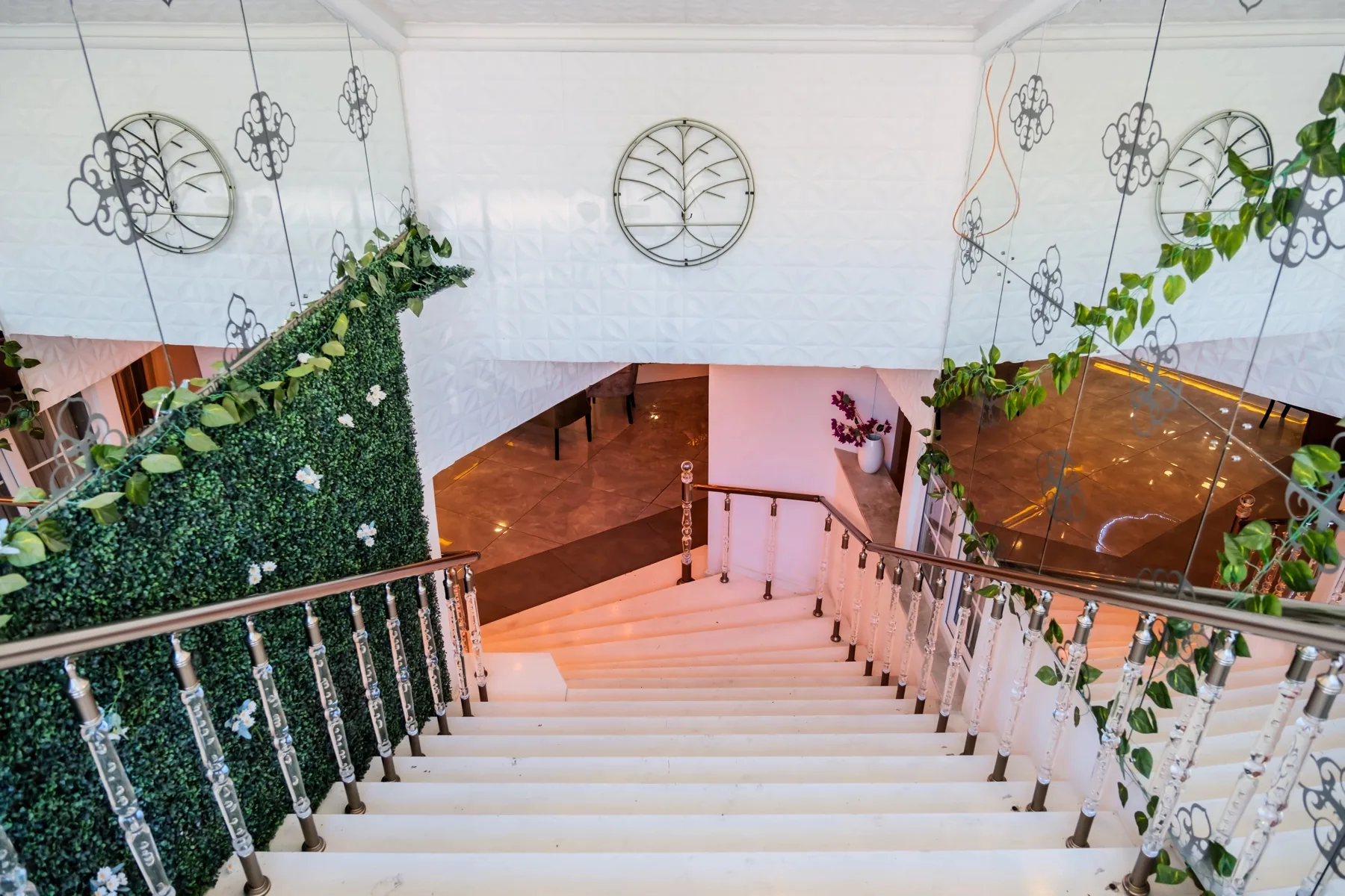 Mİ Hotel Boutique — Bitkili duvar ve beyaz merdiven