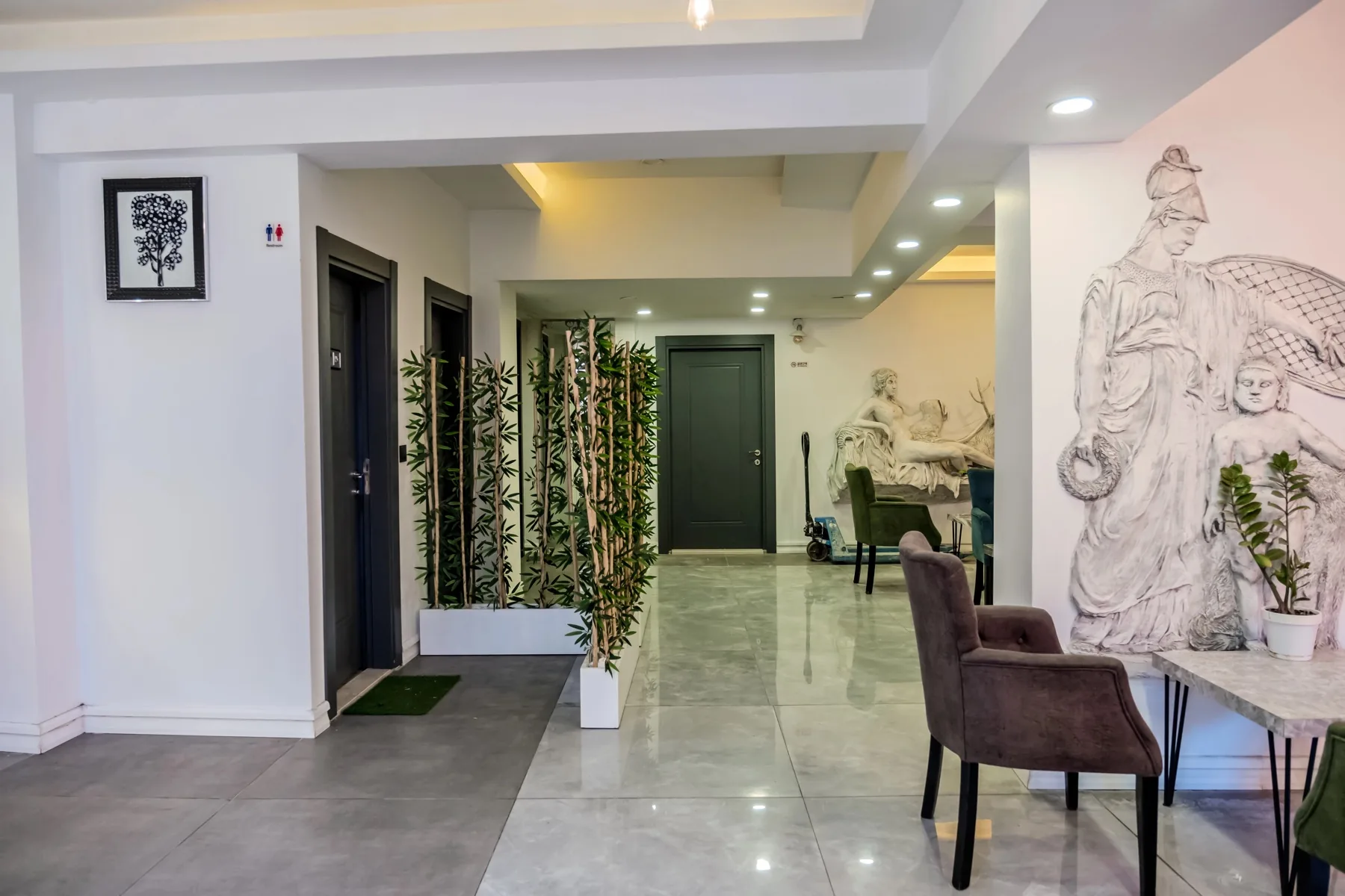 Mİ Hotel Boutique — Bitkilerle ayrılmış koridor ve oturma alanı