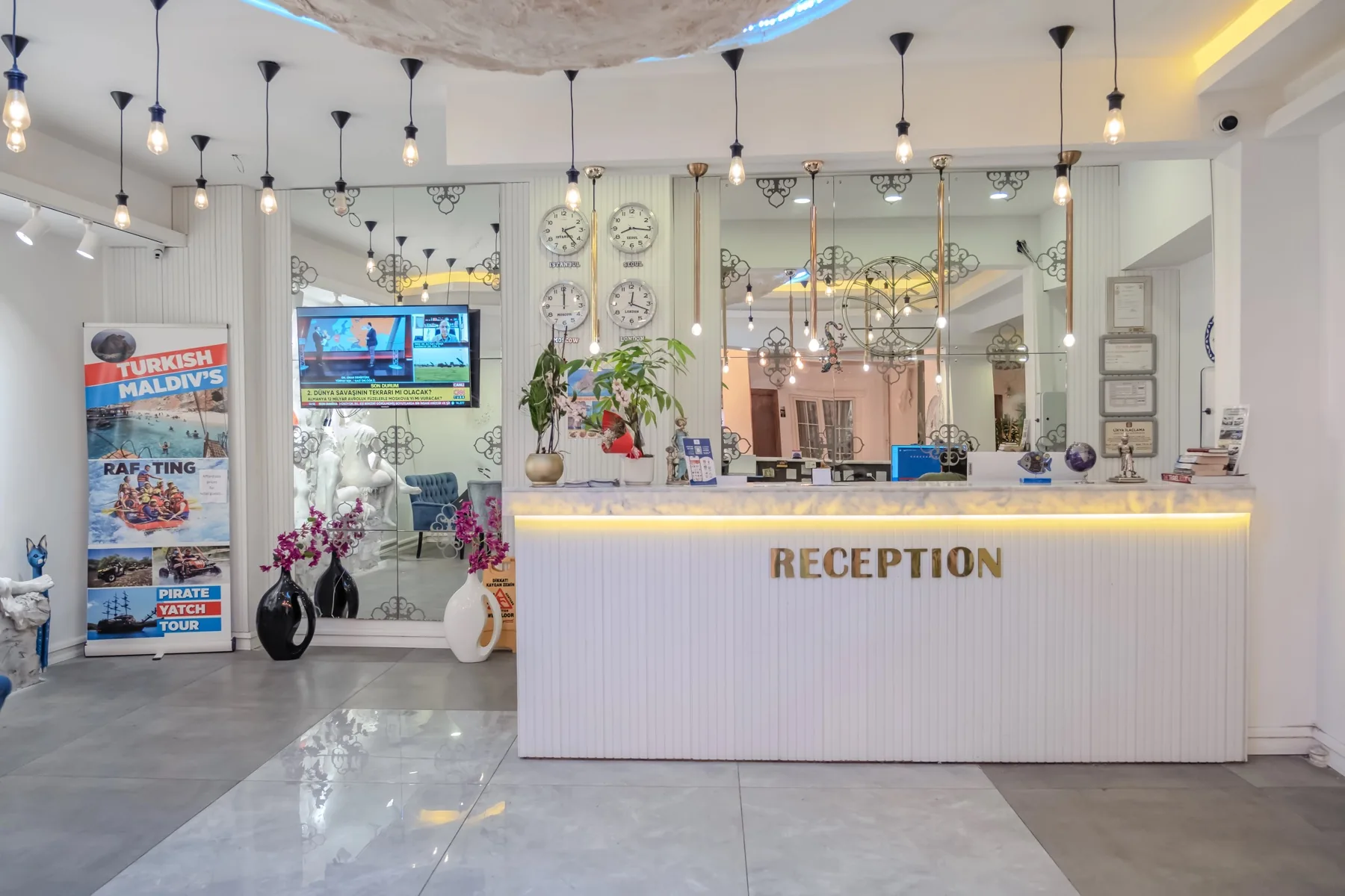 Mİ Hotel Boutique — Resepsiyon bankosu