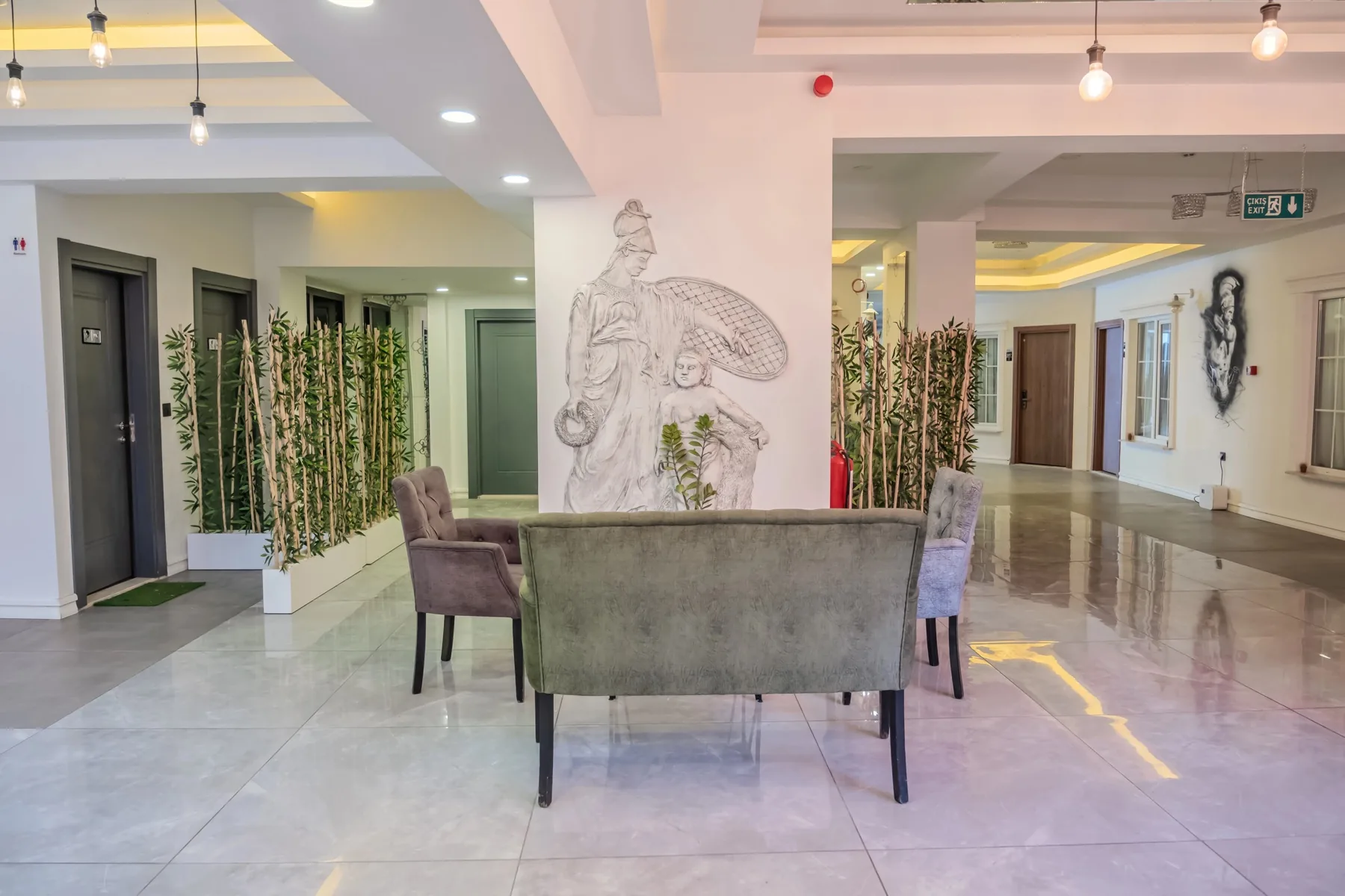 Mİ Hotel Boutique — Lobi oturma alanı ve koridorlar