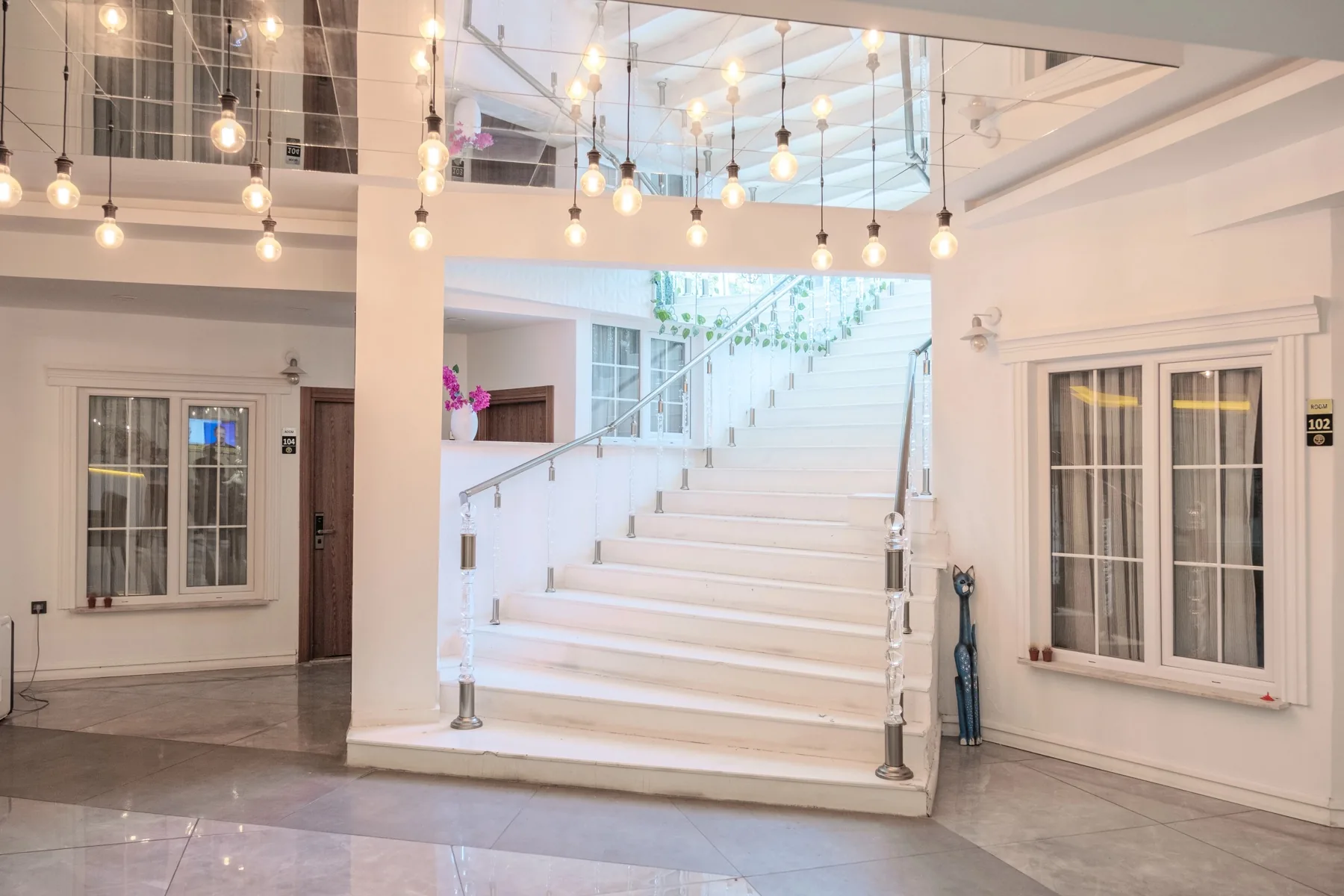 Mİ Hotel Boutique — Beyaz merdiven ve sarkıt aydınlatmalar