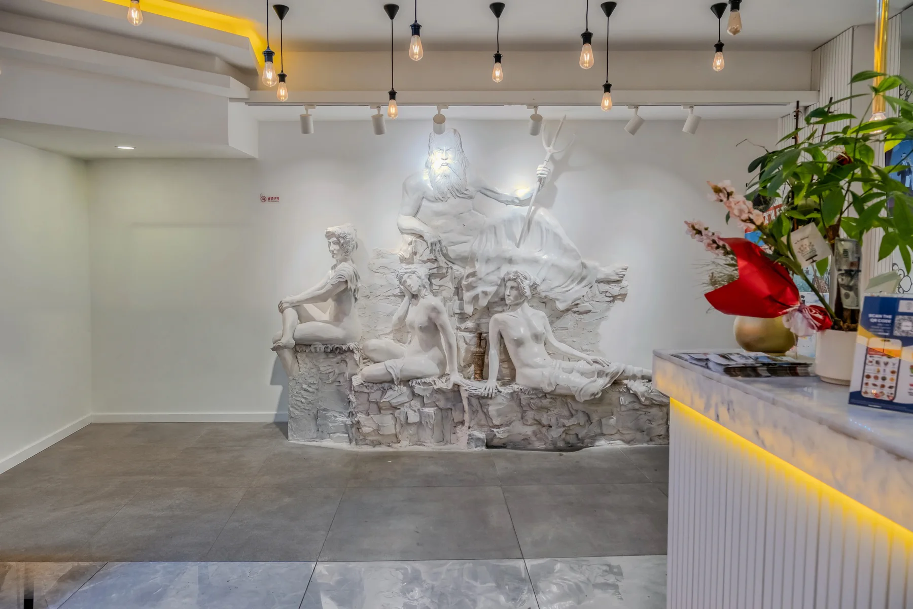 Mİ Hotel Boutique mitolojik kabartmalı lobi ve resepsiyon alanı